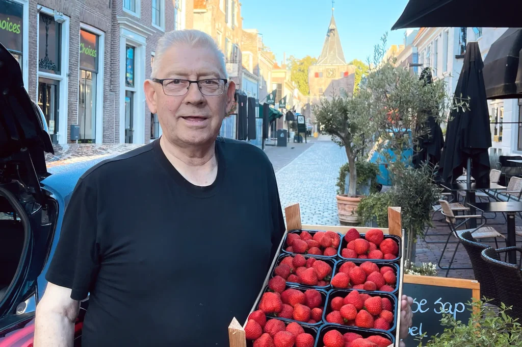 Opa met aardbeien